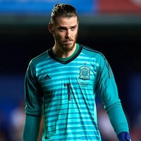 Kiper tim Spanyol, David De Gea, tampak stylish dengan tatanan rambut man bun, serta jenggot dan kumis tebalnya. Foto: Getty Images