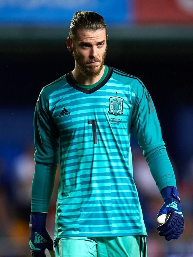 Kiper tim Spanyol, David De Gea, tampak stylish dengan tatanan rambut man bun, serta jenggot dan kumis tebalnya. Foto: Getty Images