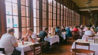 Cafe Batavia menawarkan banyak pilihan menu Barat. Ada aneka salad, pasta, sandwich dan steak. Banyak turis luar negeri menyempatkan datang ke sini. Foto: Instagram cafe_batavia