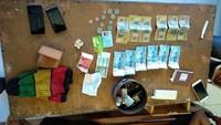Sejumlah barang bukti diamankan dari tersangka yakni uang tunai hingga paspor.(Foto: Dok. Istimewa)