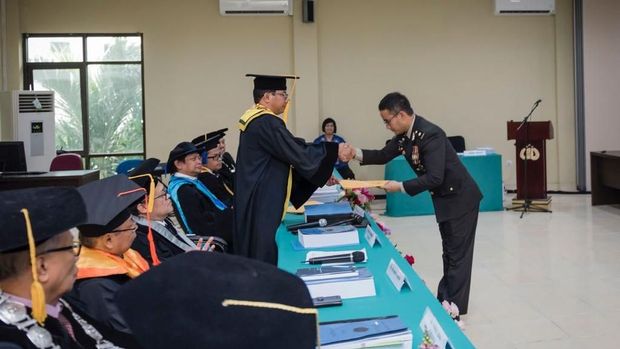Kompol Ahrie Sonta saat sidang doktoral