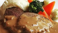 Keukenhof Bistro menempati bangunan klasik Belanda dengan menu terpengaruh sajian khas negeri Kincir Angin ini. Yang harus dicoba adalah Dutch Beef Steak dengan pilihan saus blackpepper, jamur atau BBQ. Foto: Instagram keukenhof_bistro