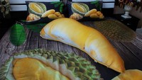 Meskipun dagingnya tebal, tapi durian yang satu ini tak ada aromanya. Dengan paket bed cover berkonsep durian ini, kamu bisa tudir sambil memeluk daging durian. Duh jadi ngiler! Foto: Istimewa