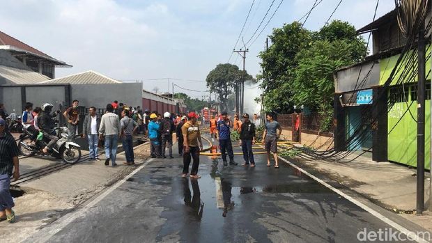 Jalan Swadarma ditutup saat terjadi kebakaran