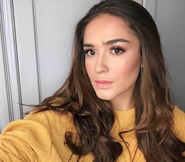 Jika dilihat dari wajahnya, Yasmine Wildblood memang memang memiliki paras cenderung bule. Namun ternyata Yasmin memiliki darah keturunan Batak dari sang ibu. Ayah Yasmin sendiri berdarah Inggris-Skotlandia. Foto: Dok.Instagram