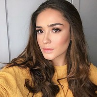 Jika dilihat dari wajahnya, Yasmine Wildblood memang memang memiliki paras cenderung bule. Namun ternyata Yasmin memiliki darah keturunan Batak dari sang ibu. Ayah Yasmin sendiri berdarah Inggris-Skotlandia. Foto: Dok.Instagram