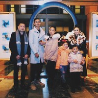 Selain tampan dan bertubuh tinggi, Dillah Daesslow juga memiliki selera fashion yang cukup necis. Ia sering tampil rapi memakai blazer dan coat. Foto: instagram/Dillah Daesslow