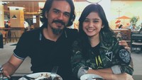 Reuni sama ayah yang udh gondrong skrg, tulisnya saat berpose di salah satu restoran bersama sumai Rina Gunawan, Teddy Syah.  Foto: Instagram tissabiani