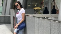 Namun tiba-tiba Aura Kasih ditanya soal kemungkinan didekati oleh pria yang lebih muda. Foto: Dok. Instagram/aurakasih