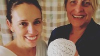 PM Selandia Baru itu pun memposting foto dirinya yang tersenyum bersama seorang bayi dan kekasihnya, Clarke Gayford yang merupakan presenter televisi. Foto: Instagram Jacinda Ardern