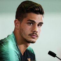 Andre Silva dari Portugal yang disebut-sebut bakal menjadi bintang yang bersinar di Piala Dunia 2018, terlihat tampan dengan jenggot yang tercukur rapi serta rambut klimis. Foto: Getty Images