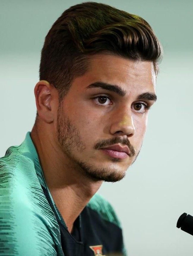 Andre Silva dari Portugal yang disebut-sebut bakal menjadi bintang yang bersinar di Piala Dunia 2018, terlihat tampan dengan jenggot yang tercukur rapi serta rambut klimis. Foto: Getty Images