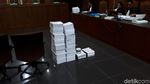 Ini Tumpukan 2 Ribu Lembar Pleidoi yang Dipamerkan Fredrich Yunadi