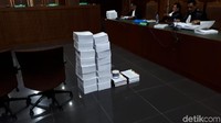 Ini penampakan tumpukan pleidoi Fredrich yang sudah disusun di samping kursi terdakwa (Foto: Faiq Hidayat/detikcom)