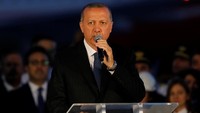 Turki akan menggelar Pilpres pada 24 Juni 2018. Presiden Turki, Recep Tayyip Erdogan, akan ditantang lima kandidat lainnya dalam pemilu kali ini. Ada 56.322.632 pemilih terdaftar dalam pemilu Turki tahun ini. Sebanyak 180.065 kotak suara telah disebar ke berbagai wilayah Turki. Mahkamah Tinggi Pemilu Turki (YSK) mengumumkan ada delapan partai politik yang berpartisipasi dalam pemilu parlemen kali ini.  (Foto: REUTERS/Umit Bektas)