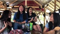 Waduh, modal kuaci dan air mineral. Tissa dan lawan mainnya di sebuah sinetron sudah bisa bahagia sambil berdendang.  Foto: Instagram tissabiani