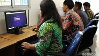 Dalam tes tersebut pemohon SIM wajib menjawab test psikologi setiap soal dilayar komputer.