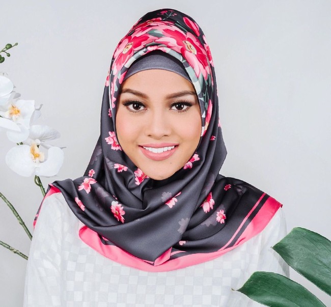 Dibanding Prilly, tampaknya Aurel Hermansyah lebih senang mencoba tren hijab motif. Ia pernah tampil berhijab dengan scarf motif bernuansa segar untuk pemotretan brand hijab milih sang bunda, Ashanty. Foto: Instagram/aurel.hermansyah