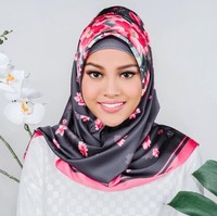 Dibanding Prilly, tampaknya Aurel Hermansyah lebih senang mencoba tren hijab motif. Ia pernah tampil berhijab dengan scarf motif bernuansa segar untuk pemotretan brand hijab milih sang bunda, Ashanty. Foto: Instagram/aurel.hermansyah