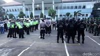 Polisi mengikuti apel pengamanan di halaman Pengadilan Negeri Jakarta Selatan.