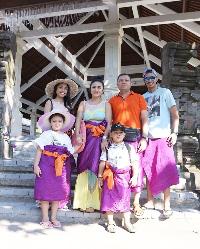 Dalam beberapa foto keluarga, banyak netizen yang salah fokus dengan tampilan Dillah yang menjulang. Tingginya sudah melebihi sang ayah, Raul Lemos. Foto: instagram/Dillah Daesslow