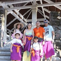 Dalam beberapa foto keluarga, banyak netizen yang salah fokus dengan tampilan Dillah yang menjulang. Tingginya sudah melebihi sang ayah, Raul Lemos. Foto: instagram/Dillah Daesslow