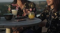 Bersama dengan sang istri, Widi Mulia. Dwi Sasono terlihat asyik ngobrol santai sambil menikmati minuman dingin. Lagi ngomongin apa ya? Foto: Instagram @dwisasono