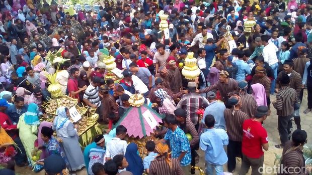 Parade Sewu Kupat di Kudus.