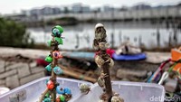 Salah satunya keong hias yang di cat warna-warni yang dijual di sekitar Pantai Marunda.