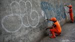 Petugas PPSU Bersihkan Coretan Vandalisme di Mampang
