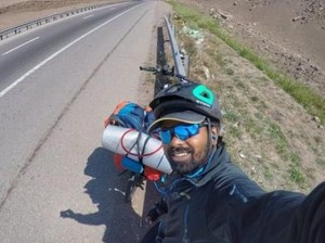 Gokil! Pria Ini Gowes dari India ke Rusia demi Bertemu Messi
