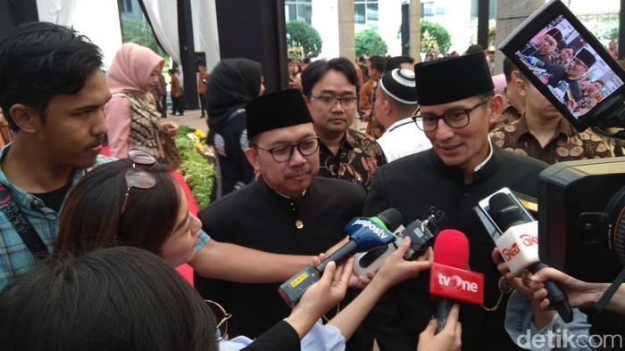 Berpakaian Serba Hitam, Sandi Uno Hadiri Halalbihalal BI-OJK