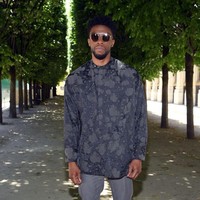 Chadwick Boseman, sang pemeran Black Panther, memilih busana serba abu-abu bermotif abstrak yang dipadu dengan celana jeans berwarna senada. Tampak sneakers hitam mengintip dari balik keliman jeans yang terbelah itu. (Foto: Getty Images)