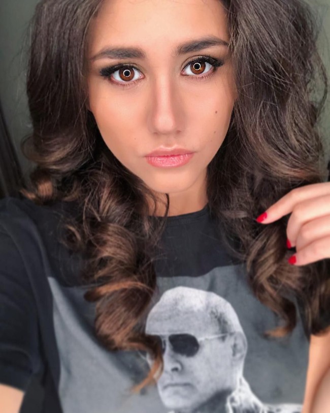 Aku masuk pesawat dan duduk dengan banyak orang dan aku bertanya pada pramugari dengan keras, Mengapa orang-orang ini ikut terbang dengan kita?, ungkapnya di sebuah postingan Instagram yang kini sudah dihapus. Foto: Instagram