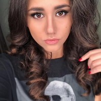 Aku masuk pesawat dan duduk dengan banyak orang dan aku bertanya pada pramugari dengan keras, Mengapa orang-orang ini ikut terbang dengan kita?, ungkapnya di sebuah postingan Instagram yang kini sudah dihapus. Foto: Instagram