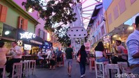 Semakin malam, kawasan ini akan semakin ramai. Di sinilah orang-orang lokal biasa untuk menghilangkan penat seusai beraktifitas seharian. Bisa dibilang, ini tempat nongkrongnya Singapura. (Bonauli/detikTravel)