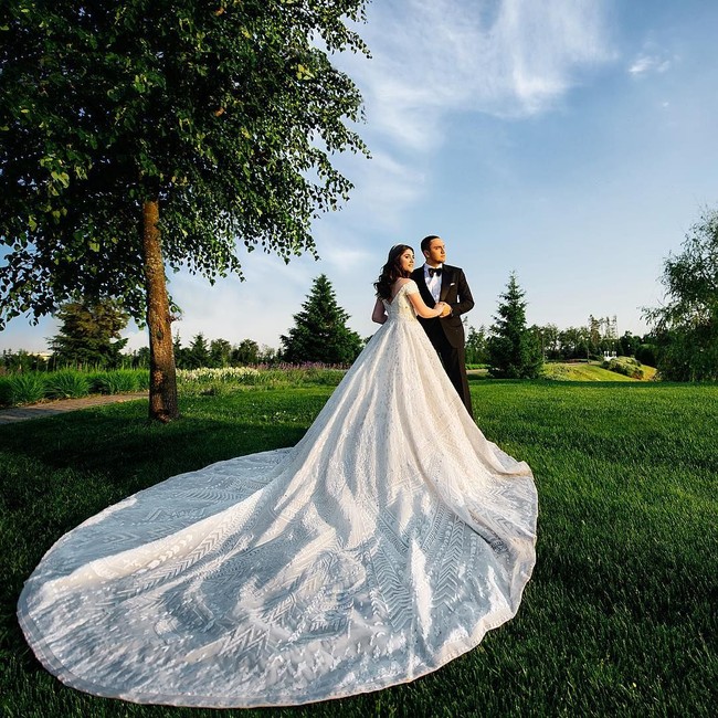 Pernikahan Irina yang baru berusia 18 tahun tersebut menarik perhatian netizen karena berlangsung sangat mewah. Foto: Instagram