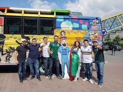 Dilarang Istri Nonton Piala Dunia, Pria Ini Menyamar Jadi Kardus