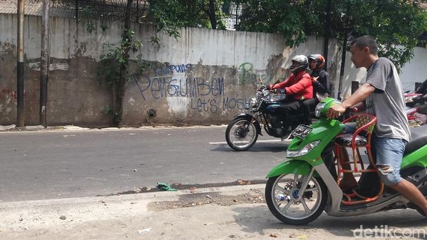 Warga sudah dapat melintasi jalan yang sempat ditutup saat proses pemadaman