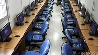 Di dalam kontainer itu terdapat 28 komputer yang nantinya akan digunakan oleh pemohon SIM dalam melakukan tes psikologi tersebut.
