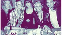 Meskipun diunggah dengan warna hitam putih. Begini kebersamaan keluarga Dakota Johnson saat merayakan hari ulang tahun bersama keluarga. Foto: Instagram @officialdakotajohnson