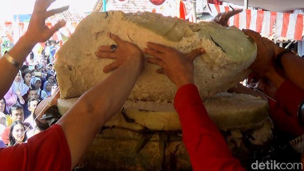 Pesta kue Lopis Ageng di Pekalongan.