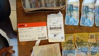 Ada mata uang rupiah dan dolar Australia yang disita dari tersangka. (Foto: Dok. Istimewa)