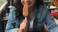Duh, manis banget sih. Es krim cokelat yang akan ia lahap aja kalah manis. Padalah usia Tissa masih sangat belia, yaitu 15 tahun. Foto: Instagram tissabiani