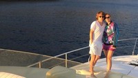 Luka Modric bersama istrinya, Vanja Bosnic. Mereka berfoto dengan pesisir Kroasia yang indah (lukamodric10/Instagram)