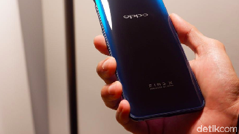 Bisa dinilai kalau ponsel ini tampak mahal penampilannya. Harganya memang tidak murah, di Eropa dibanderol sekitar Rp 16 juta. Foto: Adi Fida Rahman/detikinet