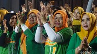 Pendukung pasangan Rindu (Ridwan-Uu) tampil kompak mengenakan busana serba hijau di debat final.