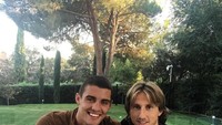 Rayakan ulang tahun Luka Modric, Mateo berikan kue cokelat spesial serta lilin angka 31 untuk Luka. Foto: Instagram @mateokovacic8