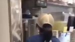 Viral, Pegawai Resto Cepat Saji Aduk Teh dengan Tangan