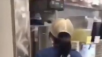 Dilansir dari Fox News, Jumat (22/6), video itu pertama kali diambil oleh sesama pegawai restoran. Terdengar perekam tertawa saat merekam video itu.  (Foto: Dok. Facebook Eva Arellano via Fox News)